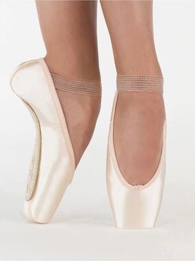 Suffolk Reign 4.5 2x light pointe shoes